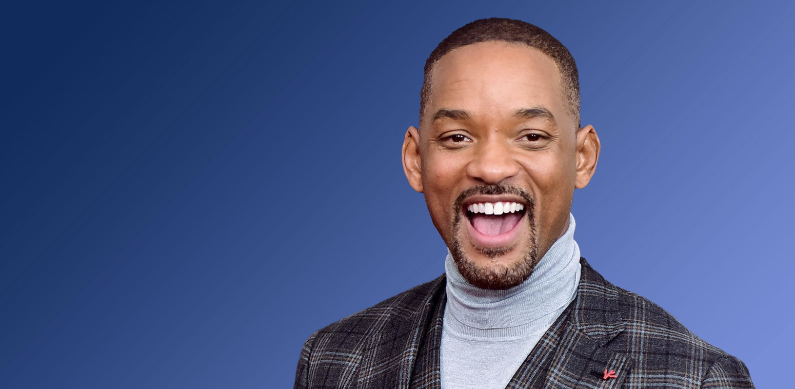 Will smith sur un fond bleu souriant