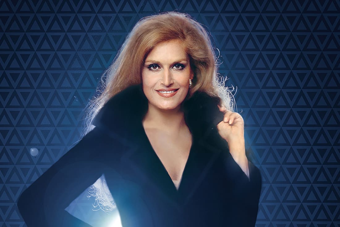 Dalida la chanteuse souriante sur un fond bleu nuit