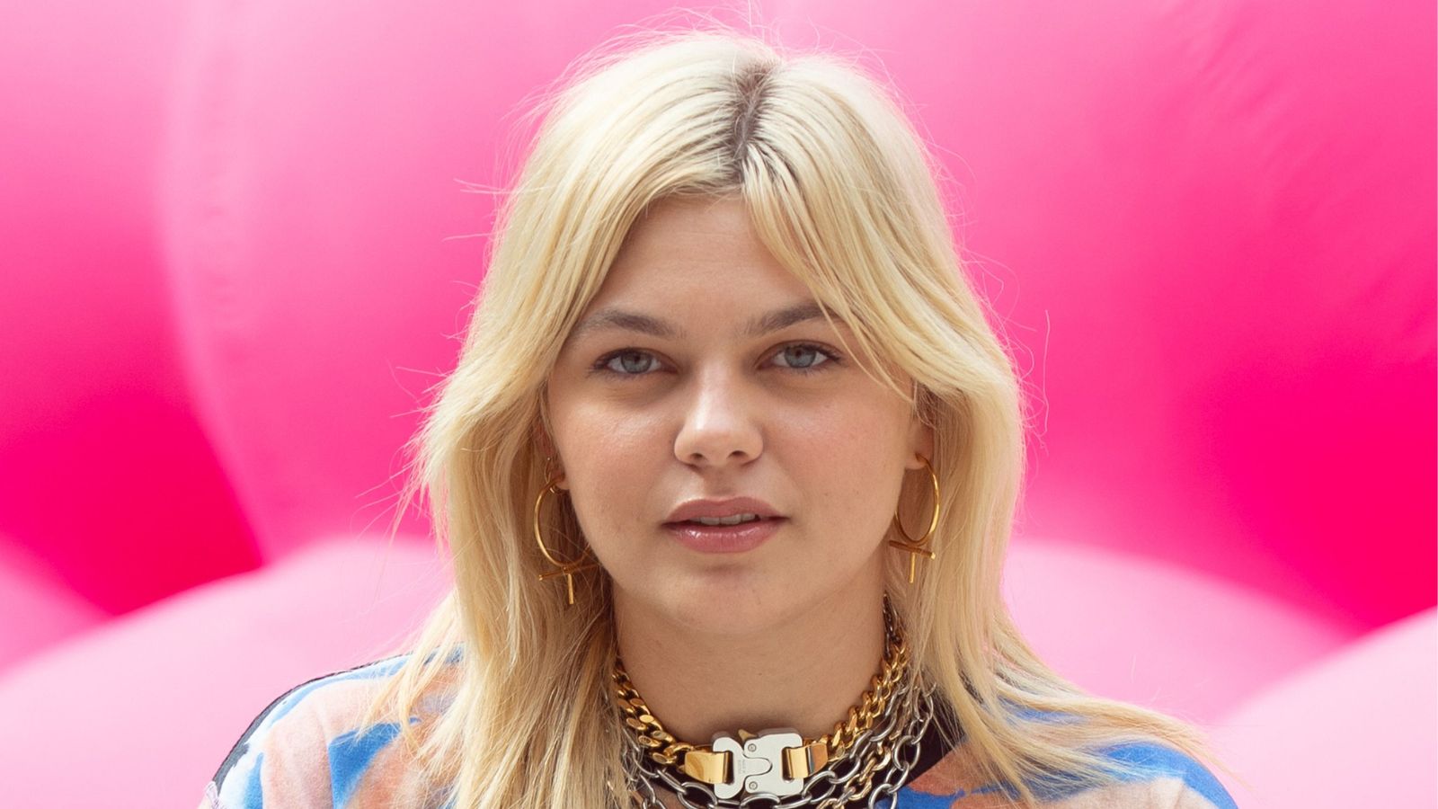 La chanteuse Louane sur un fond rose