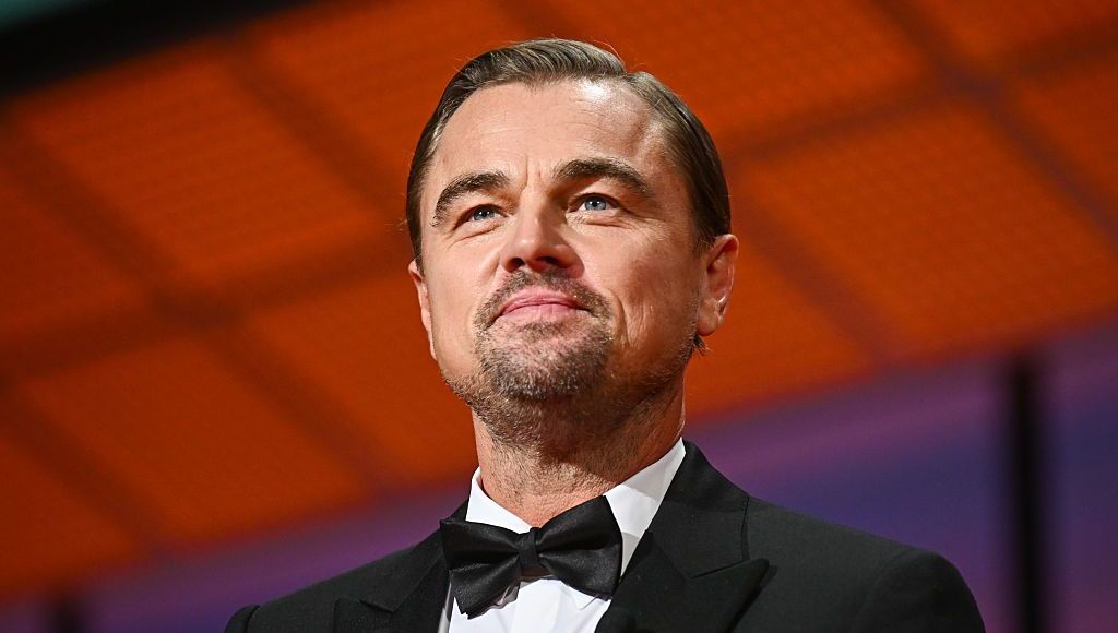 Leonardo di caprio en smoking sur fond orange
