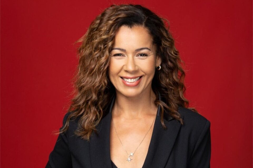 chimene badi sur fond rouge