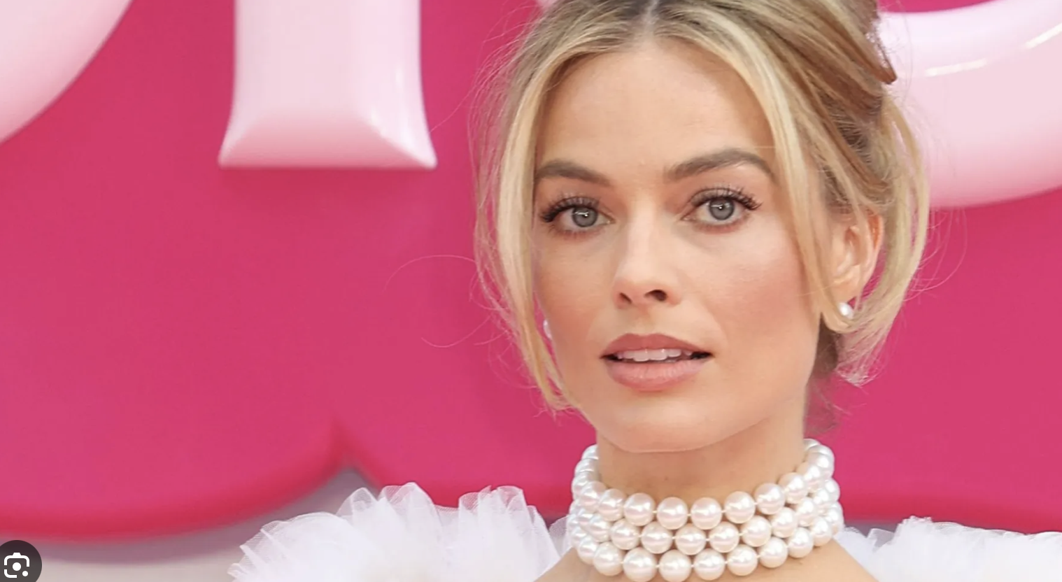 Margot Robbie rose
