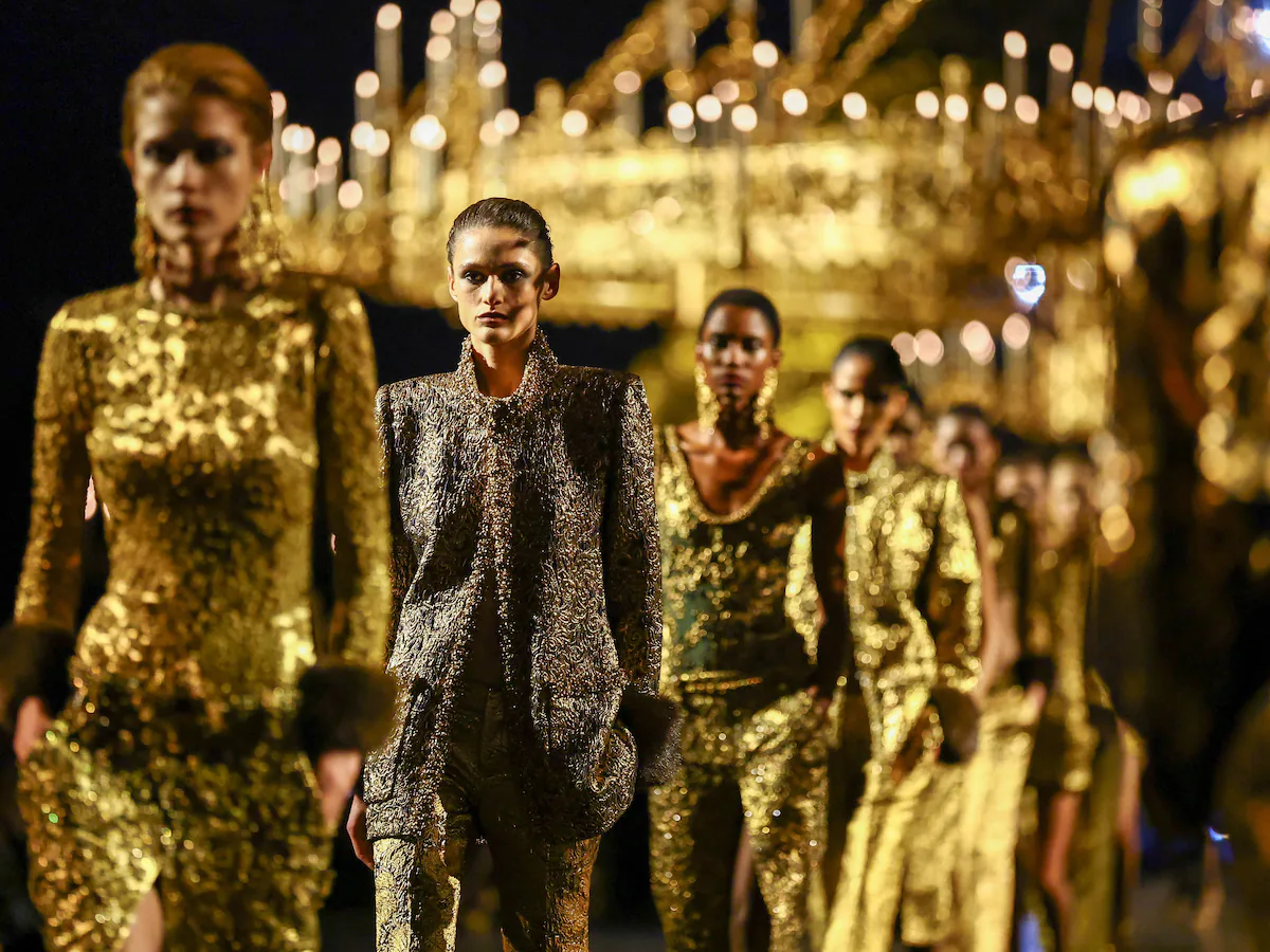 Saint Laurent : l’or, la démesure et les adieux d’Anthony Vaccarello à la Fashion Week de Paris